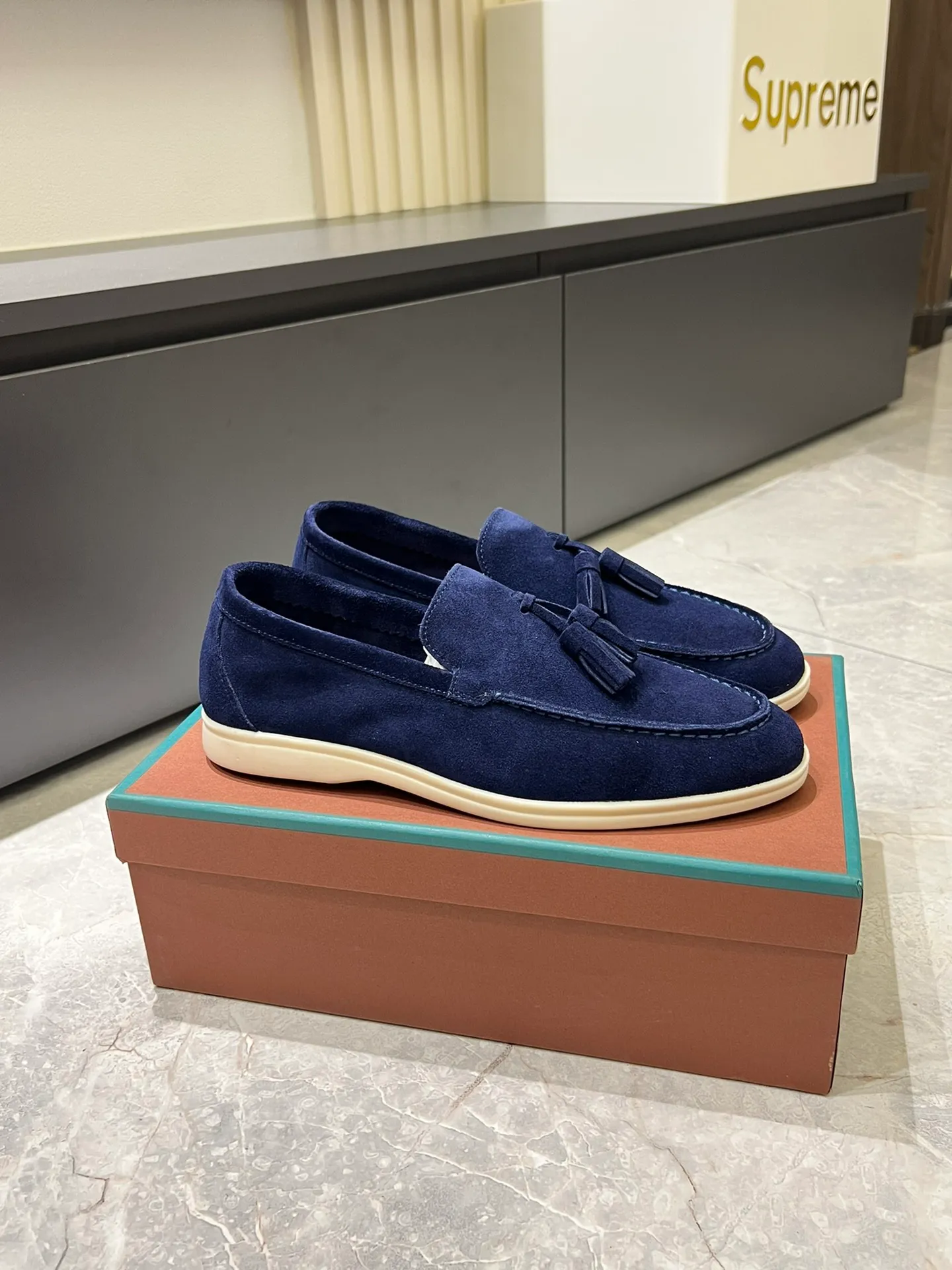 Men's shoes 💰p360 "Loro men's shoes 💰pian'*" Classic L men's shoes for couples 💰p Top version British flat loafers, a must-have item in old money style, the minimalist design is eye-catching and durable, a plus point for dressing The soft foot feel and texture are outstanding. They don’t scratch your feet and are very nice. They are matched with soft and waxy soles. They can be worn daily for a long time without getting tired. They are easy to wear, versatile and classic items, with perfect foot feel and texture! Imported cashmere fabric, the lining is made of imported A-grade water-dyed cow lining, the top version of the genuine leather midsole is sewn with pure handmade mark thread! Size: Female 35-40 (34. Customized) Male 38-44 (45.46. Customized)